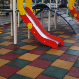 Покрытие для детских площадок — плитка резиновая квадратная