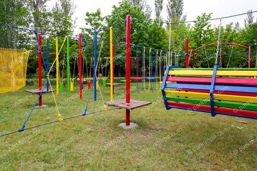 Детская веревочная площадка на опорах с качелями и троллеем - Парки  Приключений ТРОПА