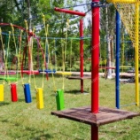 Детская веревочная площадка на опорах с качелями и троллеем