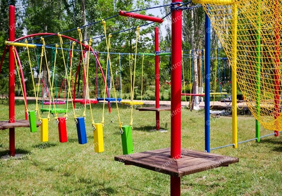 Детская веревочная площадка на опорах с качелями и троллеем - Парки  Приключений ТРОПА
